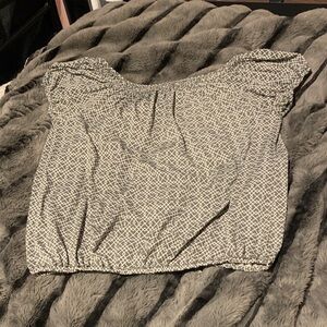#353 Women's Black and White Patterned Top